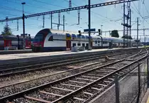 RABe 514 033-0 fährt als S2 18232 (Ziegelbrücke - Zürich HB - Zürich Flughafen), in den Bahnhof Pfäffikon SZ ein.
Aufgenommen am 19.7.2016.