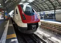 Ein RABDe 500 steht als ICN 1532 (St. Gallen - Zürich HB - Neuchâtel - Lausanne), im Bahnhof St. Gallen.
Aufgenommen am 18.7.2016.