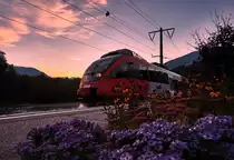 4024 112-7 fährt in der Abenddämmerung als S1 4262 (Lienz - Villach Hbf) in die Haltestelle Berg im Drautal ein.
Aufgenommen am 29.9.2016.