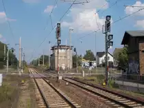 Ausfahrsignale Richtung Angermünde/Joachimstal,am 11.September 2016,in Britz.Im Hintergrund der ehemalige Stellwerksturm B1.