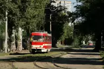 Tatra T 3  in Zaporizhzhya am 6.8.16 auf dem wilden Schienenbett.