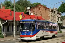 K1 Nummer 001, das neuste Prunkstück von Zaporizhzhya. Auch hier wurde mit Vorhängen nicht gegeizt. Am 6.8.16 an der Haltestelle beim Hotel Teatralnija.