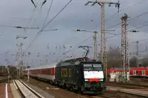ES 64 F4-115 mit dem Leerpark für einen Autoreisezug am 17. Februar 2013 im Duisburger Hbf.