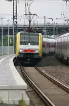ES 64 F4-015 wurde im Bahnhof Hürth-Kalscheuren mit ausreichend Tele und von einem Fußweg aus aufgenommen.
Das Foto des Autoreisezugs entstand am 26. August 2012.