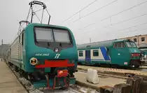 464.562 watet mit einer Dosto-Einheit auf neue Aufgaben. Im Hintergrund steht der R2866 nach Conegliano in Venezia Santa Luica. (1.10.2016)