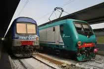 Links im Bild steht der R11030 von Venezia Santa Lucia nach Udine und rechts wartet 464.448 mit dem R2209 nach Trieste Centrale. (Venezia Santa Lucia, 1.10.2016)