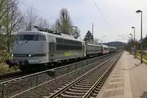 103 222 von Railadventure mit einer ICE 4 Endwagen Überführung in Richtung Norden. Aufgenommen am 12.04.2015 in Wehretal-Reichensachsen.