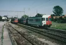 TPF/SBB: Einmalige Zugskreuzung auf der TPF-Station Sugiez, wo normalerweise keine Zugskreuzungen stattfanden, zwischen einem TPF-RBDe 567-Pendel mit dem ABt 371 und einem SBB-RBe 4/4-Pendel mit altem Anstrich im Juni 2002.
Foto: Walter Ruetsch