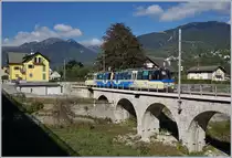 Eine Reise durchs Valle Vigezzo - Zwischen Zornasco und Malesco steht diese schöne Brücke, welche sich über das Bett eines kleine Bächleins wölbt. Eher kurios ist der Mini-Treno Panoramico, der hier als D53P von Domodossola nach Locarno unterwegs ist.
7. Okt. 2016