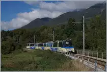 Eine Reise durchs Valle Vigezzo - Der SSIF Ferrovioa Vigezzina Treno Panoramico D47P von Domodossola nach Locarno hat noch wenige Meter Steigung vor sich, um in Santa Maria Maggiore den höchsten Punkt mit 831 müM  auf seiner Fahrt zu erreichen. Interessanterweise heißen die nach Westen und Osten durch das Valle Vigezzo fließenden Flüsse (fast) gleich: Melezzo Occidentale und Melezzo Orientale und beide fließen in den Lago Maggiore.
7. Okt. 2016