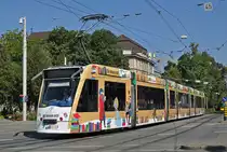 Be 6/8 Combino 319, mit einer Werbung für die Umbenennung von Thalia in orell füssli, fährt zur Haltestelle der Linie 8 am Bahnhof SBB. Die Aufnahme stammt vom 22.09.2016.