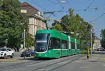 Be 6/8 Flexity 5004, mit einer Teilwerbung für die BKB, fährt zur Haltestelle der Linie 8 am Bahnhof SBB. Die Aufnahme stammt vom 22.09.2016.