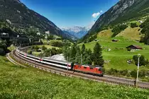 Re 4/4 II 11157 fährt mit dem IR 2425 (Zürich HB - Locarno), in der Wattinger Kurve, den Gotthard hinauf.
Aufgenommen am 19.7.2016.