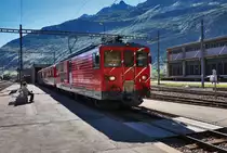 Deh 4/4 II 93 fährt mit dem R 656 nach Göschenen, aus der Remise, in den Bahnhof Andermatt ein.
Aufgenommen am 20.7.2016.