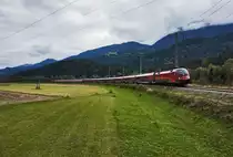 1116 244-5 fährt mit dem railjet 533 (Wien Hbf - Lienz), bei Berg im Drautal vorüber.
Am Zugschluss hängt der Verstärkungszug D 15533 mit 1016 040-0 als Schublok.
Aufgenommen am 8.10.2016.