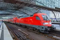 RE 18178 auf Gleis 13 im Hbf Berlin mit der Schublok 182 014 kurz vor der Abfahrt nach Brandenburg Hbf. - 06.10.2016
