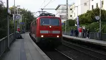 111 112 DB kommt mit dem RE4 Verstärkerzug von Mönchengladbach-Hbf nach Aachen-Hbf und kommt aus Richtung Neuss-Hbf,Mönchengladbach-Hbf,Rheydt-Hbf,Wickrath,Beckrath,Herrath,Erkelenz,Baal,Hückelhoven-Baal,Brachelen,Lindern,Süggerrath,Geilenkirchen,Frelenberg,Zweibrüggen,Übach-Palenberg,Rimburg,Finkenrath,Hofstadt,Herzogenrath, Kohlscheid,Richterich,Laurensberg,Aachen-West und fährt in Aachen-Schanz ein und hält in Aachen-Schanz  und fährt dann weiter in Richtung Aachen-Hbf.
Aufgenommen vom Bahnsteig von Aachen-Schanz.
An einem schönem Sommerabend am Abend vom 28.9.2016.