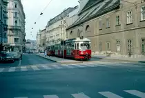 Wien WVB SL 62 (E1 4860 + c4 1366) IV, Wieden, Wiedner Hauptstraße / Paulanerkirche / Paulanergasse im Juli 1982. - Scan von einem Farbnegativ. Film: Kodak Safety Film 5035. Kamera: Minolta SRT-101.
