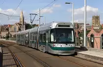 Nottingham Tw 210 auf der neu gebauten Querung der Bahnhofsgleise erreicht Station Street Tram Stop, 24.08.2016.