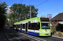 Croydon Tw 2548, Addiscombe Road, 23.08.2016. Für diesen Betrieb stellt die Trassierung in der Straße eine Seltenheit dar. Man erkennt, daß das Ortszentrum nah ist. Die Aussenäste wurden entweder wild durch die Wiesen trassiert - oder es wurden alte Bahnlinien recycelt.