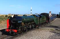 Romney, Hythe and Dymchurch Railway Lok 2  Northern Chief  pausiert in der Endschleife Dungeness, 22.08.2016. Man beachte die Größenverhältnisse ...