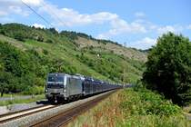 Anlässlich der WM hat der Tf den Führerstand seines Railpool-Vectrons 193 805 entsprechend dekoriert. Am Haken ein Autotransportzug aus Rumänien, beladen mit Neuwagen des Herstellers Dacia. Bei Gambach wollte am 03. Juli 2014 auch noch ein Paraglider mit auf's Bild....