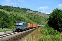 Der nächste Railpool Vectron kam fast im Blockabstand hinterher gefahren: Für Boxxpress ist 193 803 aktuell im Einsatz. Am 03. Juli 2014 konnte die Lok vor dem DGS 69252 von München Riem nach Dradenau bei Gambach im Maintal aufgenommen werden. Zwar mit ordentlichem  Rollo-Schaden , dafür waren die Tragwagen voll und bunt beladen. 