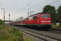 Einfahrt am 10.06.2015 von der Freiburger 111 061 mit einer RB (Offenburg - Basel Bad Bf in Müllheim (Baden).