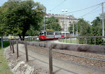Wien WVB SL 22 (E1 4765) II, Leopoldstadt, Mexikoplatz (Park) / Auffahrt zur Straßenbahnnotbrücke zwischen dem 2. Bezirk, Leopoldstadt, und dem 22. Bezirk, Donaustadt, im Juli 1982. - Die Notbrücke war im Herbst 1976 eröffnet worden, nachdem die 1934-1937 errichtete Reichsbrücke am 1. August 1976 in die Donau eingestürzt war. - Scan von einem Farbnegativ. Film: Kodak Safety Film 5035. Kamera: Minolta SRT-101.