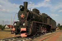 Reschytza in Weißrussland. An vielen Bahnhöfen steht eine Sockellok als Denkmal. Hier eine Dampflok mit schönen Stern vorne dran. In dem autoritär regiertem Land halten sich die Leute gut an die Vorschriften, und es gibt auch keine scheusslichen Graffitos. Erspechtet am 5.9.16.