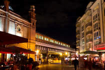 Ist man hungrig und durstig nach einem aufregenden Tag - und wenn er mit Fotografieren der Eisenbahn in und um Berlin verbunden war - dann kehrt man doch gern in Stadtgegenden ein, welche ein so typisches Flair versprühen, um seine Erlebnissse Revue passieren zu lassen. Bars und Restaurants, wo man hinsieht, Leben, welches ein singender Musikant und die Passanten um Einen versprühen...

Ja, eine leckere Pizza, ein dunkles Lübzer und die Idee, nachher noch eine Nachtaufnahme der Berliner S-Bahn anzufertigen. Das war ein schöner Abschluß eines langen und dem Hobby gewidmeten Tages.

(Berlin Hackescher Markt am Abend des 22.09.16)