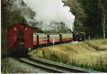Dieser Zug aus Nordhausen hat Elend gerade verlassen und ist aus der hinter dem Bahnhof liegenden S-Kurve eingefahren.
Einfach ein toller Sound den man sich hier anh�ren kann!
3.April 2007