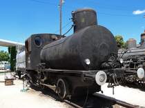 MAV 91.001, Zweikuppler Nassdampf Dampfspeicher Tenderlokomotive, gebaut bei der Lokomotivfabrik Kraus&co, Linz am Donau, 1915.

Höchstgeschw. 10 km/h
Betriegsgewicht 22,5t
Achslast 12,3 t
Dampfdruck 12 bar
LüP 7600 mm
Treibraddurchm. 800 mm

Hungarian Railway Museum, Budapest, 18.6.2016