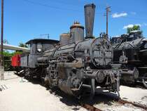 MAV 7111, Dreikuppler Nassdampfverbund Nebenbahnlokomotive, gebaut bei der Königlich Ungarischen Eisenbahn Maschinenfabrik (Magyar királyi Államvasutak Gépgyára), 1902.

Höchstgeschw. 50 km/h
LüP 12310 mm
Treibraddurchm. 1100 mm

Hungarian Railway Museum, Budapest, 18.6.2016
