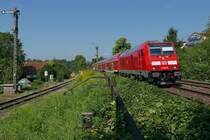 Vor der Einmündung der eingleisigen Bodenseegürtelbahn (links im Bild) in die zweigleisige Allgäubahn hat 245 005 mit dem RE 57408, München - Lindau, am 10.09.2016 das Blocksignal in Lindau-Aeschach passiert
