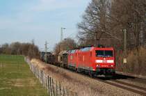 185 048 und 152 046 mit einem G�terzug bei Gro�karolinenfeld (06.03.2007)