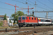 Re 4/4 II 11124 durchfährt den Bahnhof Pratteln. Die Aufnahme stammt vom 08.09.2016.