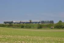 Nostalgieexpress Leiser Berge, hier ausnahmsweise mit der grünen 2050.05 bespannt, im Gleisbogen nach Hetzmannsdorf. (28.05.2016)