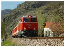 2043.24 der �BB Nostalgie, diesmal als  EZ 6997  Wachau  von Spitz a.d. Donau nach Krems a.d. Donau unterwegs am 8.4.2007 kurz vor D�rnstein in der Wachau.
