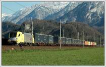 Der Kaindl Ganzzug bespannt mit  ES 64 U2 013  aufgenommen n�chst Kuchl am 6.4.2007. Einigen wird vielleicht die Sparzierg�ngerin mit ihrem Hund in der Lok st�ren. Ich finde, das ist einmal was anderes, daher habe ich mich entschieden, diese aufnahme hoch zuladen.
