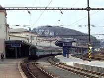 Bratislava Hlavna Stanica (Hauptbahnhof), aufgenommen am 18.03.2007, auf Gleis 1 steht ein EC mit tschechischen Wagen nach Prag. Der Bahnhof ist ein Durchgangsbahnhof und liegt in einer Kurve, nicht sehr g�nstig f�r die Zugabfertigung. Von Gleis 1 und 2 fahren haupts�chlich die ECs nach Budapest, Prag und Wien ab.