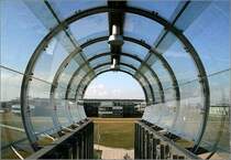 S-Bahnhof Flughafen Besucherpark - 

Die Glasröhre des Zugangsteges endet im Luftraum. 

02.04.2007 (M)