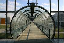 S-Bahnhof Flughafen Besucherpark - 

Über einen langen gläserne Steg sind die umliegenden Ziele, unter anderem der Besucherpark mit dem Aussichtshügel an die S-Bahnstation angebunden. Architekten: Auer, Weber und Partner. 

02.04.2007 (M)