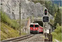 RE1748 mit Ge 4/4 II 620  Zernez  in Valendas-Sagogn. (13.10.2016)