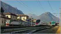 Während die lange Nase SBB RABe 503 (ETR 610)  Pinocchio  schon im Schatten ist, zeigen sich die Trennord E 464 192 und der FS Aln 668 1201 im der Abendsonne. 
Domodossola, den 7. Okt. 2016