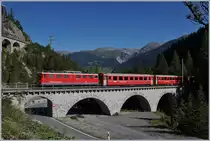 Die RhB Ge 6/6 II 707 hat mit ihrem Albulaschnellzug RE 1125 kurz nach der Dienst- und Kreuzungsstation Muot die Albulabrücke I erreicht und wird gleich in den 1598 m langen Rugnux-Kehrtunnel fahren. 
14. Sept. 2016