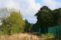 Nach Walheim ging es auf belgischer Seite nach Raeren. Hier sieht man gut das links mal ein weiteres Gleis lag. Das ist jedoch schon abgebaut. Die Strecke wird von einem Verein gehalten und gepflegt. Die Strecke ist betrieblich gesperrt wodurch keine Fahrten möglich sind.

Raeren 08.10.2016