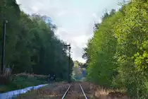 Blick in Richtung Raeren. Das Ausfahrtssignal hat schon lange seine Funktion verloren. Links und rechts des ehemaligen Gleises lagen früher auch Gleise die jedoch schon abgebaut sind. Die Strecke wird von einem Verein gehalten und gepflegt. Die Strecke ist betrieblich gesperrt wodurch keine Fahrten möglich sind.

Raeren 08.10.2016