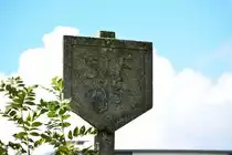 Blick auf eine alte Geschwindigkeitstafel aus Beton.

Raeren 08.10.2016