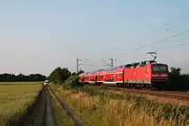 Nachschuss auf die Freiburger 143 972 am 11.06.2015, als sie den HVZ-Verstärker (Neuenburg (Baden) - Freiburg (Brsg) Hbf) in kürze in Buggingen an den Bahnsteig fuhr.
